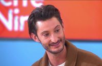 Pierre Niney ému dans "C à vous" après sa rencontre avec l'une de ses fans.