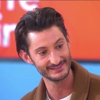 "Ça va me faire pleurer" : Pierre Niney chamboulé par les mots d'une jeune fan invitée par l'équipe de "C à vous"