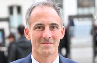 "J’ai été extrêmement fier" : Raphaël Glucksmann réagit aux débuts de Léa Salamé au "20 Heures" de France 2