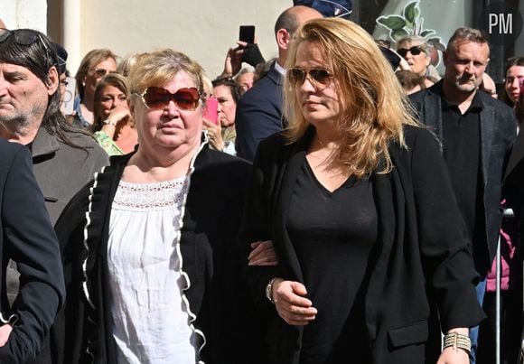 Violette Petrucciani (mère de Loana), Delphine, une amie proche de Loana - Obsèques de Loana Petrucciani en la cathédrale Sainte-Réparate à Nice le 10 avril 2026. L'ancienne star de téléréalité a été retrouvée morte dans son appartement niçois par les autorités, le 25 mars dernier. © Bruno Bebert/Bestimage