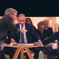 Éric Zemmour et Raphaël Glucksmann s'écharpent en direct sur LCI, David Pujadas contraint de se lever pour calmer les débats