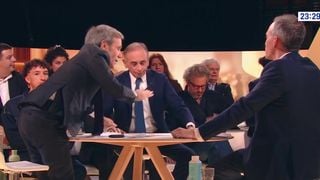 Éric Zemmour et Raphaël Glucksmann s'écharpent en direct sur LCI, David Pujadas contraint de se lever pour calmer les débats