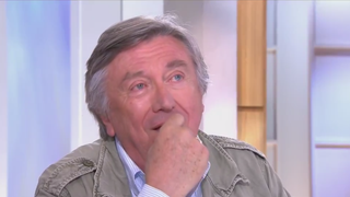 "Le plus gentil de tous les gens de la rédaction" : Jacques Legros ému aux larmes après avoir reçu un message vidéo dans "C l'hebdo" sur France 5