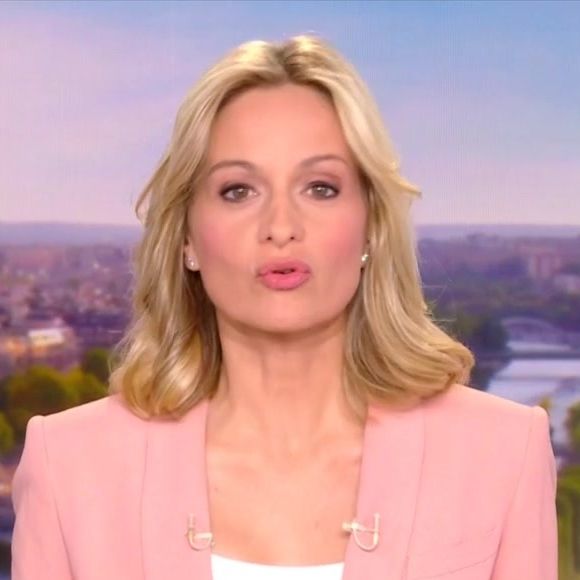Audrey Crespo-Mara aux commandes du "20 heures" de TF1.
