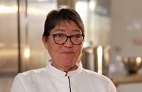 "Cauchemar en cuisine" : Philippe Etchebest hallucine en découvrant la tenue de travail du mari de Laurence. Découvrez où en est le restaurant depuis le passage du chef.