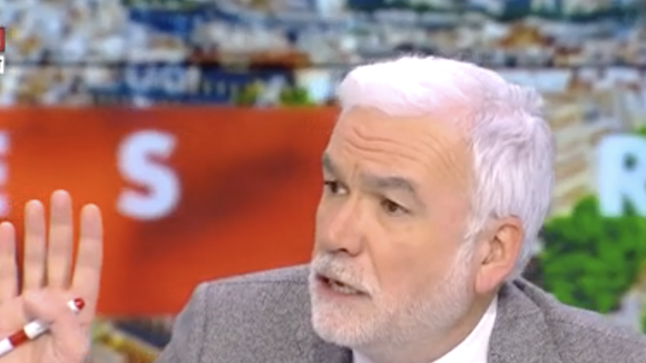 "Sur le ton, qu'elle me pardonne" : Yaël Braun-Pivet dénonce "l'agressivité" de Pascal Praud contre les fonctionnaires de l'Assemblée, il lui répond en direct sur CNews