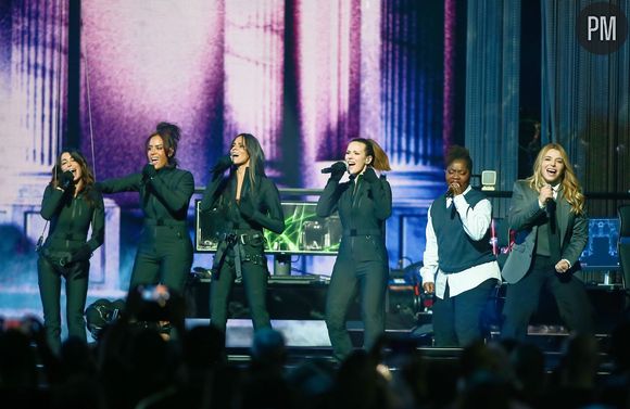 Jenifer, Amel Bent, Shy'm, Lorie, Claudia Tagbo et Santa sur la scène des Enfoirés 2025