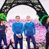 Les frères pongistes Félix et Alexis Lebrun entourés de Nolwenn Leroy et Santa aux Enfoirés 2025