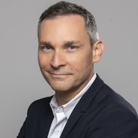 "L'information n'est pas une opinion" : Pour son arrivée sur le canal 16, Franceinfo part à "la chasse aux toutologues" et prend le contre-pied de CNews