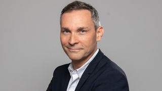 "L'information n'est pas une opinion" : Pour son arrivée sur le canal 16, Franceinfo part à "la chasse aux toutologues" et prend le contre-pied de CNews