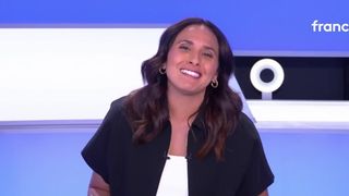 Audiences access : Débuts réussis pour Salhia Brakhlia dans "C dans l'air" sur France 5, "Nouveau jour" toujours dans le rouge sur M6 malgré le retour d'"En famille"
