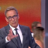 "Il faut tout de suite envoyer la pub" : Julien Courbet interrompt "Appels à témoins" (M6) en direct après le malaise d'un protagoniste de l'émission