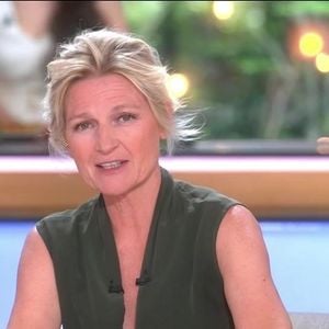 Anne-Elisabeth Lemoine aux commandes de "C à vous".