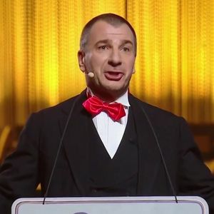 Michael Youn dans le concert des Enfoirés 2025