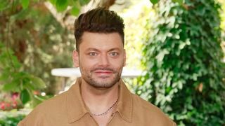 "Maison de retraite" : Pourquoi Kev Adams "n'apparait quasiment pas" dans la série de TF1