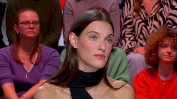 "Jamais vécu quelque chose comme ça" : Charlotte Cardin raconte "son moment de solitude" lorsqu'elle a chanté à la cérémonie du Ballon d'Or