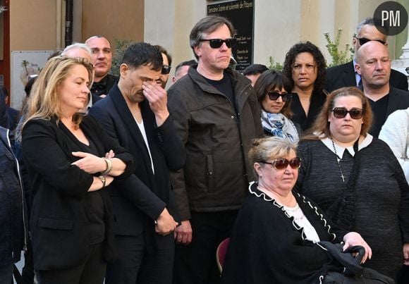 Delphine, une amie proche de Loana, Steevy Boulay, Alexia Laroche-Joubert, Julie et Christophe Mercy, Violette Petrucciani (mère de Loana) - Sorties des obsèques de Loana Petrucciani en la cathédrale Sainte-Réparate à Nice le 10 avril 2026. L'ancienne star de téléréalité a été retrouvée morte dans son appartement niçois par les autorités, le 25 mars dernier. © Bruno Bebert/Bestimage