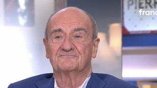 "Je suis ému" : Pierre Lescure au bord des larmes alors qu'une pluie de stars lui rend hommage dans "C à vous" pour son 80e anniversaire
