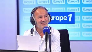 "Merci pour ce cadeau qu'on m'a fait" : Roland Perez, "très ému", fait ses adieux aux auditeurs de la matinale d'Europe 1
