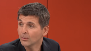 "Arrêtons de faire de ce monsieur l’arbitre des élégances" : Thomas Sotto agacé par le battage autour de Pascal Praud et le manque de nuance de CNews