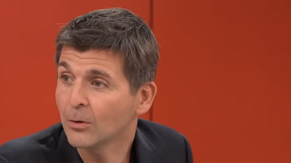 "Arrêtons de faire de ce monsieur l’arbitre des élégances" : Thomas Sotto agacé par le battage autour de Pascal Praud et le manque de nuance de CNews