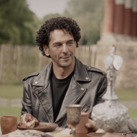 "Pour des raisons d’agenda" : Tomer Sisley arrête "Notre histoire de France" sur France 2, Sonia Rolland le remplace