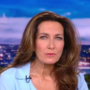 Anne-Claire Coudray aux commandes du "20 Heures" de TF1.