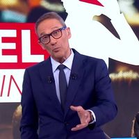 "J'ai préféré vous épargner ça" : En convalescence, Julien Courbet explique pourquoi il a présenté "Appel à temoins" sur M6 la main dans la poche