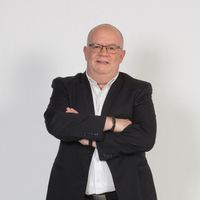 "Je commençais à avoir des difficultés" : Jean Rességuié, "la voix du foot", quitte RMC après 37 ans de services