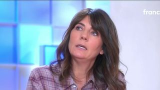 “J’ai compris que c’était sérieux” : Estelle Denis sort du silence dans "C à vous" après avoir été visée par un colis piégé