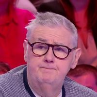 "Je suis passé de 400.000 euros par an à 8 fois moins" : Pierre Ménès se confie sur sa descente aux enfers chez Cyril Hanouna sur W9