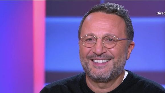 "Il n'avait pas l'habitude de l'oreillette" : Arthur se souvient dans "C à vous" des débuts laborieux de Nikos Aliagas à la présentation de la "Star Academy"