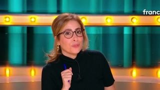 “Une semaine assez dure” : Léa Salamé rend hommage à Isabelle Mergault et Bruno Salomone dans “Quelle époque !” sur France 2