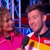 "La ferveur monte comme dans une Coupe du monde" : Pourquoi la production de "Ninja Warrior" sur TF1 espère sacrer un Français face aux champions internationaux