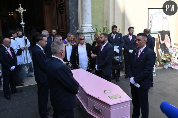 guest, Violette Petrucciani (mère de Loana), Delphine, une amie proche de Loana - Obsèques de Loana Petrucciani en la cathédrale Sainte-Réparate à Nice le 10 avril 2026. L'ancienne star de téléréalité a été retrouvée morte dans son appartement niçois par les autorités, le 25 mars dernier. © Bruno Bebert/Bestimage