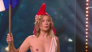 "C’est carrément un miracle votre présence ici" : Aux Molières 2025, Caroline Vigneaux interpelle Rachida Dati sur les coupes budgétaires imposées à la culture