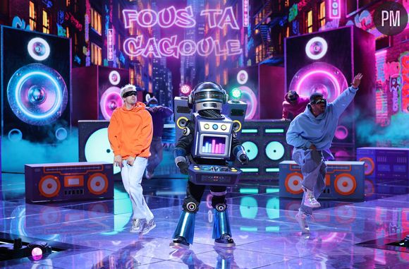 Le DJ performe sur le plateau de "Mask Singer" saison 8.