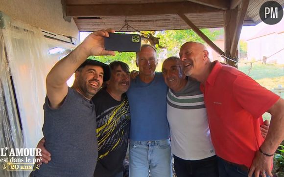 Jean-Philippe, à gauche sur la photo, fait son coming-out dans "L'amour est dans le pré, les 20 ans".