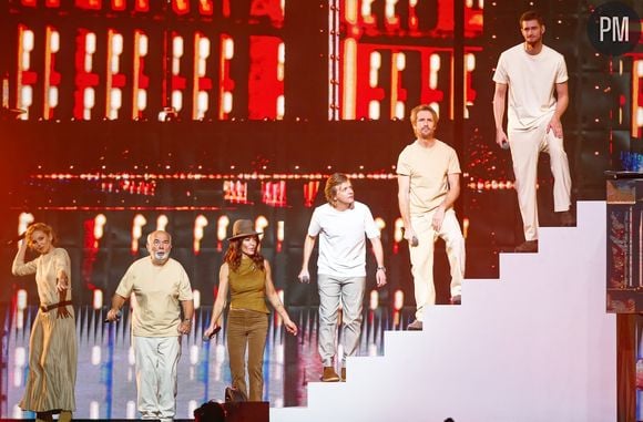 Claire Keim, Gérard Jugnot, Jenifer, Alex Lutz, Philippe Lacheau et Jean-Baptiste Maunier sur la scène des Enfoirés 2025