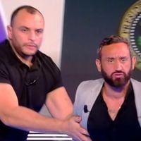 "Attention !" : Un homme fait irruption sur le plateau de "TPMP" et fonce sur Cyril Hanouna en direct sur C8, la sécurité intervient