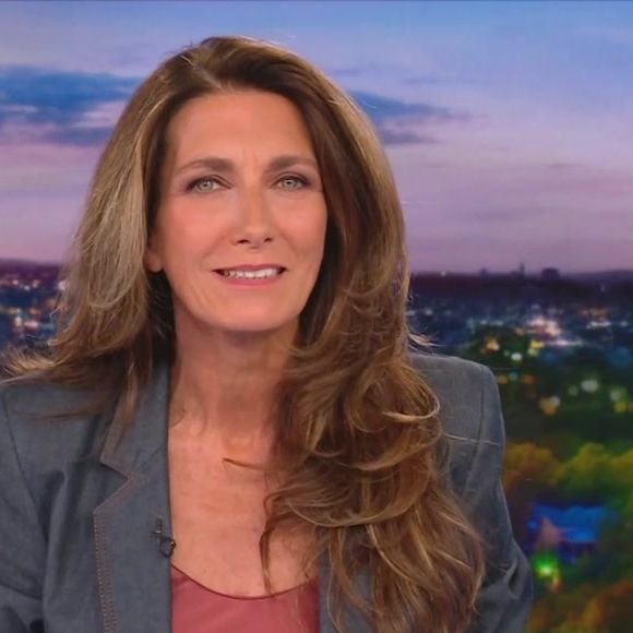 Anne-Claire Coudray aux commandes du "20 Heures" de TF1.