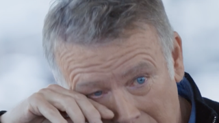 "J'ai des gouttes dans les yeux" : Franck Dubosc ému aux larmes en évoquant son père décédé dans "Les Rencontres du Papotin" sur France 2