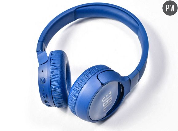 Casque audio JBL Tune bleu - Photo Soudan E/ANDBZ/ABACAPRESS.COM - arceau ; bluetooth ; Commerce ; Commerces ; couleur ; Detourable ; Detourables ; Economie ; ecoute ; ecouter ; fond blanc ; fond neutre ; isole ; Logo ; Logos ; marque ; musique ; packshot ; Prise de vue ; Prises de vues ; produit ; seul ; shopping ; son ; supra-auriculaire ; un ; unique