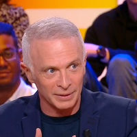 "Moins intéressant financièrement un CDI" : Samuel Étienne explique pourquoi il a cassé son contrat avec France Télévisions après 17 saisons
