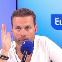 "Vous voulez faire l'interview à ma place ?" : Échange tendu entre un journaliste d'Europe 1 et Ian Brossat, qui épingle "la ligne éditoriale" de la radio du groupe de Vincent Bolloré
