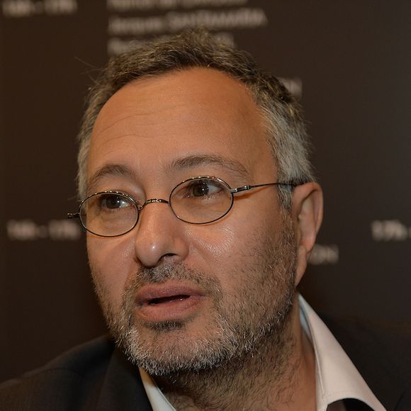 Claude Askolovitch sera l’un des chroniqueurs du talk-show de première partie de soirée de NOVO19.