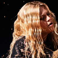 Une tornade de sable sur scène, une robe en dentelle noire… Louane dévoile la scénographie de sa prestation à l’Eurovision 2025 sur "Maman"