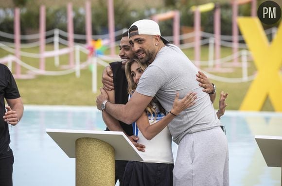 Emine, Maissane et Anthony Alcaraz sur le tournage de "Excape Island" sur TFX.