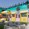 Le jardin avec une fresque représentant des palmiers et le désert