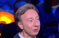 Stéphane Bern n'a pu retenir ses émotions lorsqu'il a évoqué la récente disparition de son frère et de son père.